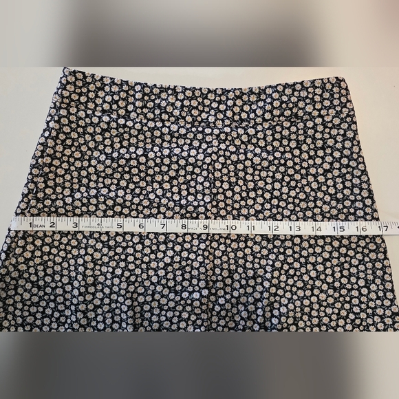 Chic Black and White Floral A-Line Skirt Size S - Picture 8 of 11